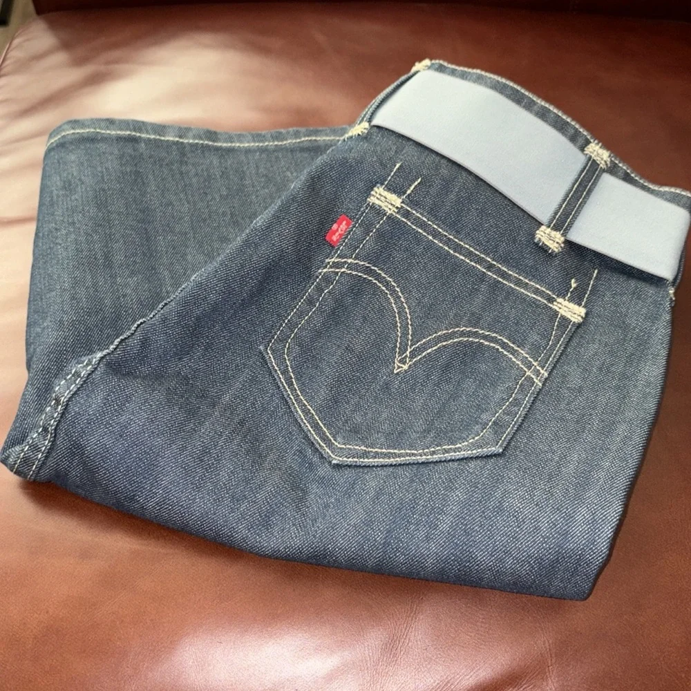 Levis skirt w/belt. Size 4 - Picture 4 of 4